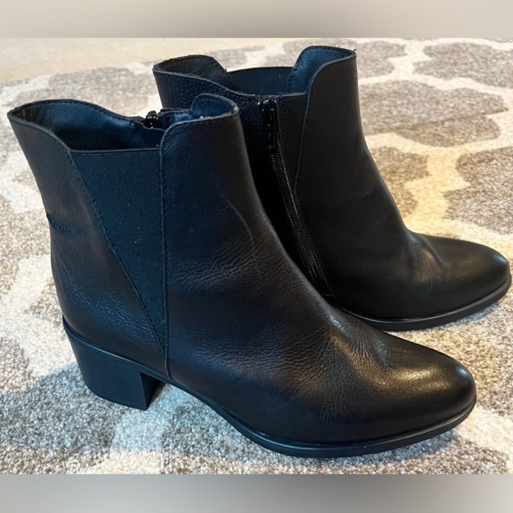 Avellini Women’s Black Block Heel Leather Side Zip Bootie made in Spain size 40
